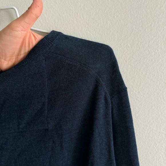 Calvin Klein V-Neck Extra Fine 100% Merino Wool Navy Blue Sweater Size Medium - Picture 14 of 14